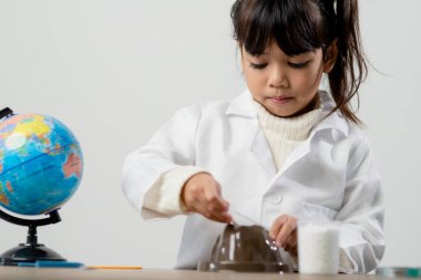 Eğitim, bilim, kimya ve çocuk kavramı - çocuklar ya da tüp bebek yapma deney okul laboratuarında öğrencilere