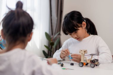 Asyalı öğrenciler evlerinde robot arabaları ve elektronik tahta kablolarını STEM, STEAM, matematik mühendisliği, bilim teknolojisi bilgisayar kodlarını çocuk konsepti için robotikte kodlayarak öğreniyorlar..