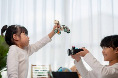 Asyalı öğrenciler evlerinde robot arabaları ve elektronik tahta kablolarını STEM, STEAM, matematik mühendisliği, bilim teknolojisi bilgisayar kodlarını çocuk konsepti için robotikte kodlayarak öğreniyorlar..
