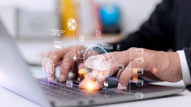 Gelecekteki Veri Ağı 'nda gösterilecek bulut transferi için internet sunucu hizmetlerine bağlı bilgisayar iş ağı fikirleri için çevrimiçi bilgisayar teknolojisi ve depolama.