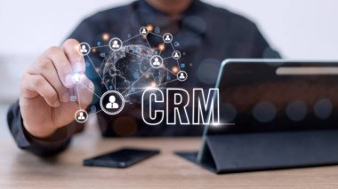 İş satış pazarlama sistemi konsepti için CRM Müşteri İlişkileri Yönetimi CRM veritabanı analizini desteklemek için hizmet uygulamasının fütüristik grafik arayüzünde sunulmuştur.