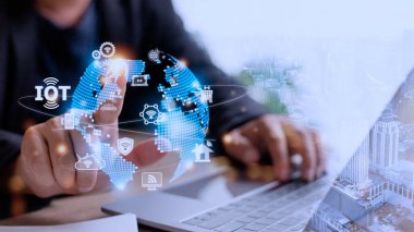 IOT sanal ekran arayüzü. Nesnelerin İnterneti ya da IOT teknoloji konsepti, tipik IOT simgeleriyle. Akıllı ev, araba, bulut bilgisayarı, ağ sistemi, alışveriş.