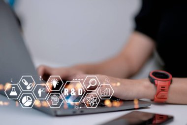 İş kadını tabelaya dokunmuş. Ağ ikonu iş konsepti kelime bulut arkaplan etiketi. Ar-Ge: Satır simgeleriyle birlikte tipografi tasarımı resimlerini içeren araştırma ve geliştirme sözcükleri 