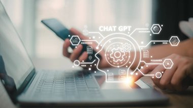 Yapay Zeka ya da Yapay Zeka ile sohbet. Kadın, OpenAI tarafından geliştirilen yapay zeka sohbet robotunu kullanarak akıllı bir yapay zekayla ya da yapay zekayla sohbet ediyor..
