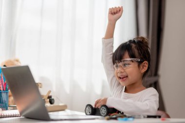 Asyalı öğrenciler evlerinde robot arabaları ve elektronik tahta kablolarını STEM, STEAM, matematik mühendisliği, bilim teknolojisi bilgisayar kodlarını çocuk konsepti için robotikte kodlayarak öğreniyorlar..