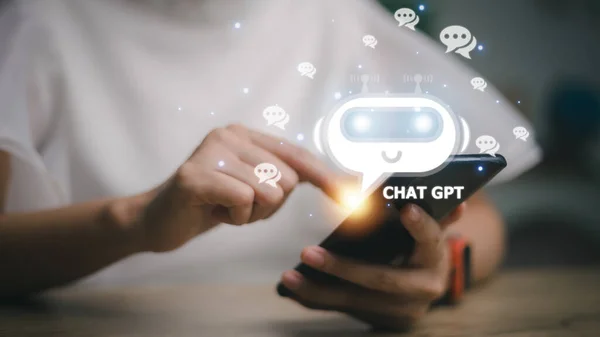 Yapay Zeka ya da Yapay Zeka ile sohbet. Kadın, OpenAI tarafından geliştirilen yapay zeka sohbet robotunu kullanarak akıllı bir yapay zekayla ya da yapay zekayla sohbet ediyor..