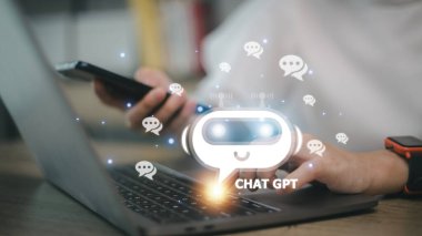 Yapay Zeka ya da Yapay Zeka ile sohbet. Kadın, OpenAI tarafından geliştirilen yapay zeka sohbet robotunu kullanarak akıllı bir yapay zekayla ya da yapay zekayla sohbet ediyor..
