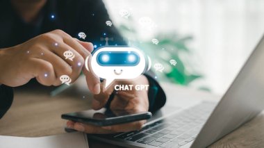 Yapay Zeka ya da Yapay Zeka ile sohbet. Adam, OpenAI tarafından geliştirilen yapay zeka sohbet robotunu kullanarak akıllı bir yapay zekayla ya da yapay zekayla sohbet ediyor..