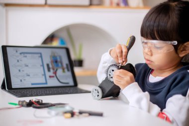 Asyalı öğrenciler evlerinde robot arabaları ve elektronik tahta kablolarını STEM, STEAM, matematik mühendisliği, bilim teknolojisi bilgisayar kodlarını çocuk konsepti için robotikte kodlayarak öğreniyorlar.