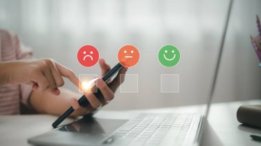 Müşteri Tecrübesi Memnuniyetsizlik Konsepti, Mutsuz İşadamı Duygusuz Müşteri Akıllı telefon ekranında, Kötü eleştiri, Kötü hizmet kötü kalite, düşük derecelendirme, sosyal medya iyi değil.