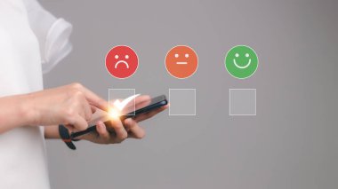 Müşteri Tecrübesi Memnuniyetsizlik Konsepti, Mutsuz İşadamı Duygusuz Müşteri Akıllı telefon ekranında, Kötü eleştiri, Kötü hizmet kötü kalite, düşük derecelendirme, sosyal medya iyi değil.