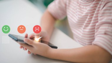 Müşteri Tecrübesi Memnuniyetsizlik Konsepti, Mutsuz İşadamı Duygusuz Müşteri Akıllı telefon ekranında, Kötü eleştiri, Kötü hizmet kötü kalite, düşük derecelendirme, sosyal medya iyi değil.