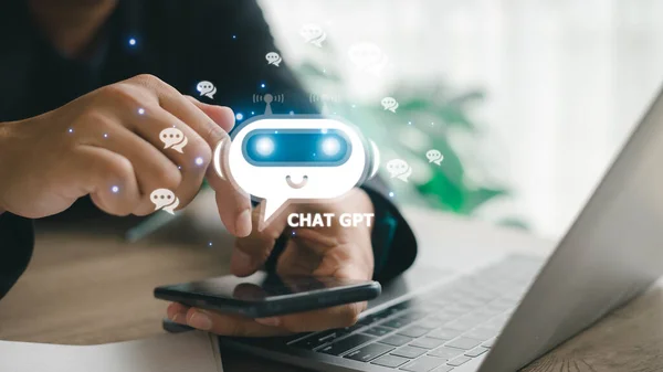 Yapay Zeka ya da Yapay Zeka ile sohbet. Adam, OpenAI tarafından geliştirilen yapay zeka sohbet robotunu kullanarak akıllı bir yapay zekayla ya da yapay zekayla sohbet ediyor..