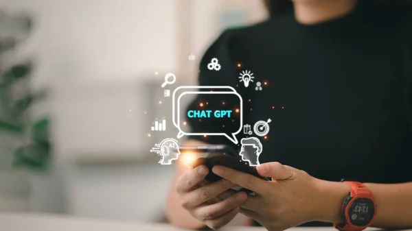 Yapay Zeka ya da Yapay Zeka ile sohbet. Kadın, OpenAI tarafından geliştirilen yapay zeka sohbet robotunu kullanarak akıllı bir yapay zekayla ya da yapay zekayla sohbet ediyor..