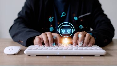 Yapay Zeka ya da Yapay Zeka ile sohbet. Kadın, OpenAI tarafından geliştirilen yapay zeka sohbet robotunu kullanarak akıllı bir yapay zekayla ya da yapay zekayla sohbet ediyor..