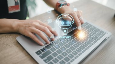 Yapay Zeka ya da Yapay Zeka ile sohbet. Kadın, OpenAI tarafından geliştirilen yapay zeka sohbet robotunu kullanarak akıllı bir yapay zekayla ya da yapay zekayla sohbet ediyor..