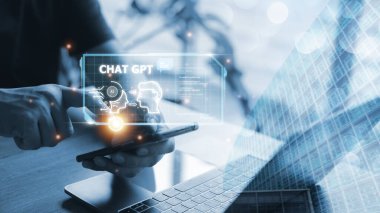 Yapay Zeka 'dan Chatbot Sohbeti. Teknoloji, akıllı robot yapay zeka kullanan bir adam komut girerek bir şey üretiyor, gelecekteki teknolojik dönüşüm..
