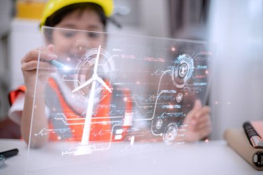 Asyalı küçük kız, Çevre ve Yenilenebilir Enerji hakkında bilgi edinmek için Rüzgâr Türbini Prototip virtüsüyle çalışıyor. Teknoloji üzerinde çalışan çocuklar. Rüzgar enerjisi konsepti. STEM Eğitimi