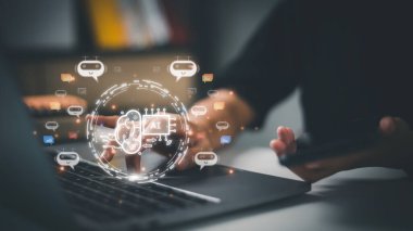 İş kadını bilgisayar zekası yapay zekasında sohbet robotu kullanıyor. Yapay Zeka ile GPT Sohbeti, OpenAI tarafından geliştirildi. Gelecekçi teknoloji, çevrimiçi sistemde robot.