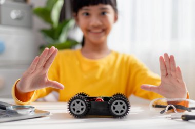 Asyalı öğrenciler evlerinde robot arabaları ve elektronik tahta kablolarını STEM, STEAM, matematik mühendisliği, bilim teknolojisi bilgisayar kodlarını çocuk konsepti için robotikte kodlayarak öğreniyorlar..
