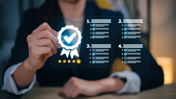 Müşteri memnuniyeti Sanal ekranlarda garanti kavramı, İş kadını müşteri geliştirme ve ürün memnuniyetini artırmak için online memnuniyet derecelerini kontrol eder.