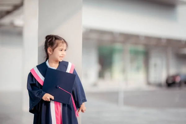 Boldog Ázsiai Lányok Ballagási Köpenyben Érettségi Napján Iskolában Ballagási Koncepció — Stock Fotó