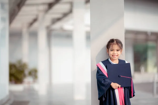 Meninas Asiáticas Felizes Vestidos Graduação Seu Dia Formatura Escola Conceito — Fotografia de Stock