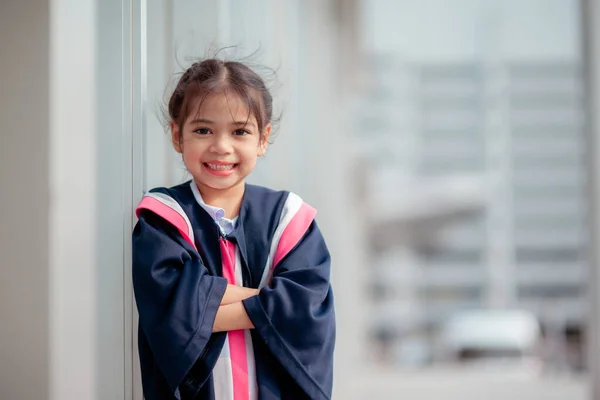 Ευτυχισμένες Ασιάτισσες Φορέματα Αποφοίτησης Την Ημέρα Αποφοίτησής Τους Στο Σχολείο — Φωτογραφία Αρχείου