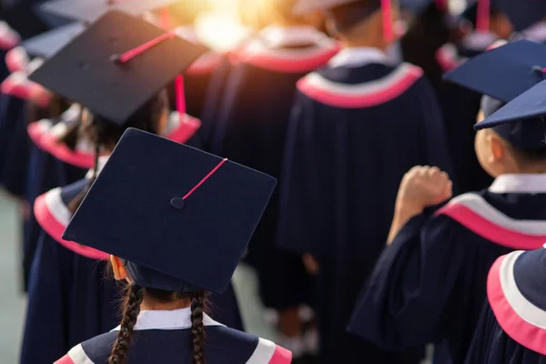 Diplomások Háta Sétál Hogy Részt Vegyen Diplomaosztó Ünnepségen Egyetemen Koncepció — Stock Fotó