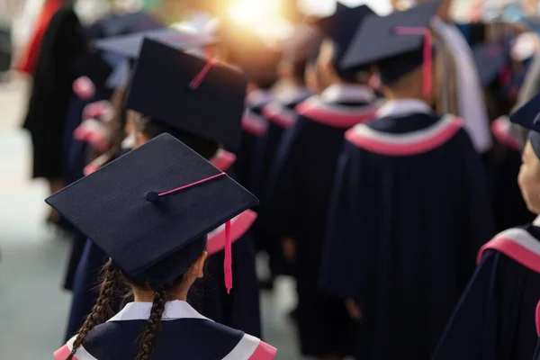 Diplomások Háta Sétál Hogy Részt Vegyen Diplomaosztó Ünnepségen Egyetemen Koncepció — Stock Fotó