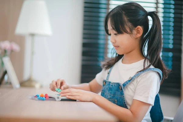 Χαριτωμένο Μικρό Ασιατικό Κορίτσι Απολαμβάνοντας Παίζοντας Παιχνίδια Μπλοκ Κάθεται Στο — Φωτογραφία Αρχείου