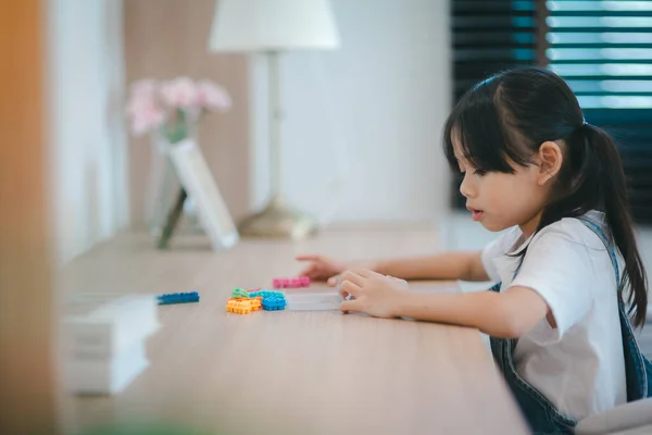 Cute Little Asian Girl Korzystających Podczas Gry Zabawek Lub Bloków — Zdjęcie stockowe