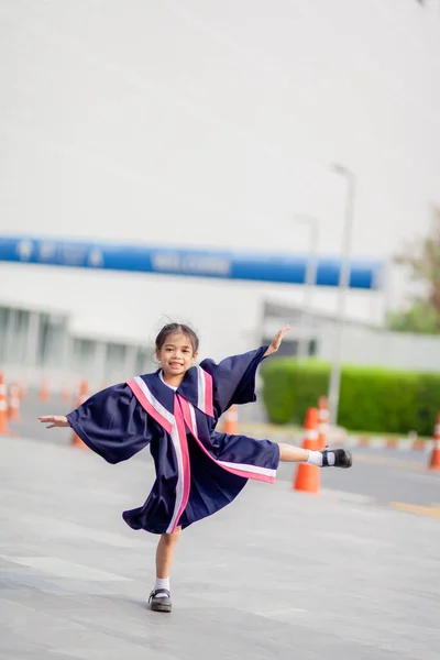 Happy Asian Girls Graduation Gowns Graduation Day School Graduation Concept — Φωτογραφία Αρχείου