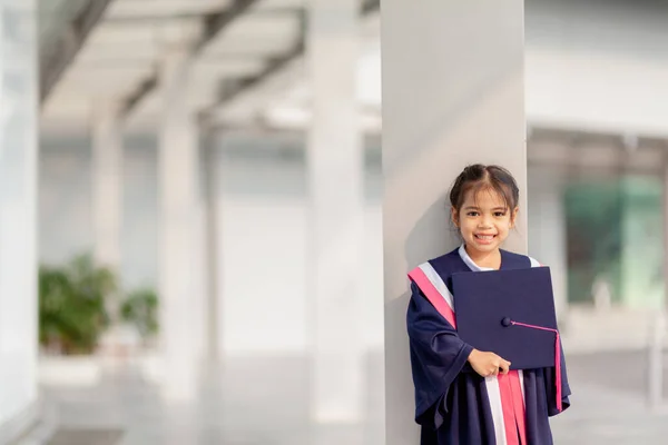 Happy Asian Girls Graduation Gowns Graduation Day School Graduation Concept — Stok fotoğraf