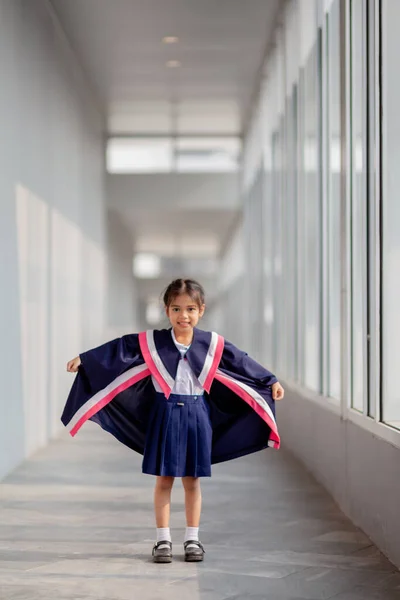 Happy Asian Girls Graduation Gowns Graduation Day School Graduation Concept — Zdjęcie stockowe