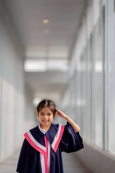 Happy Asian Girls Graduation Gowns Graduation Day School Graduation Concept — Fotografia de Stock