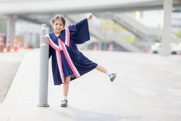 Happy Asian Girls Graduation Gowns Graduation Day School Graduation Concept —  Fotos de Stock