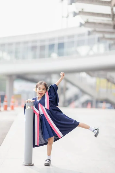Happy Asian Girls Graduation Gowns Graduation Day School Graduation Concept — Φωτογραφία Αρχείου