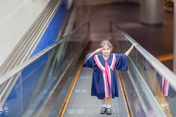 Happy Asian Girls Graduation Gowns Graduation Day School Graduation Concept — Foto Stock