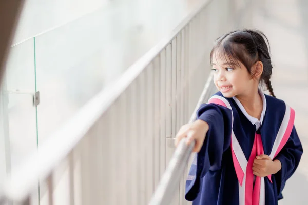 Happy Asian Girls Graduation Gowns Graduation Day School Graduation Concept — Stok fotoğraf