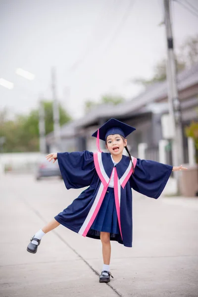 Happy Asian Girls Graduation Gowns Graduation Day School Graduation Concept — Zdjęcie stockowe
