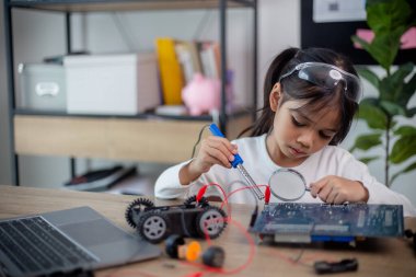 Asyalı öğrenciler evlerinde robot arabaları kodlamayı ve STEM, STEAM 'deki elektronik pano kablolarını öğreniyorlar.,