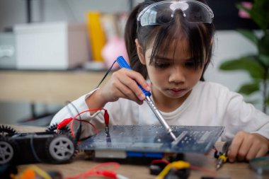 Asyalı öğrenciler evlerinde robot arabaları kodlamayı ve STEM, STEAM 'deki elektronik pano kablolarını öğreniyorlar.,