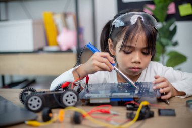 Asyalı öğrenciler evlerinde robot arabaları kodlamayı ve STEM, STEAM 'deki elektronik pano kablolarını öğreniyorlar.,