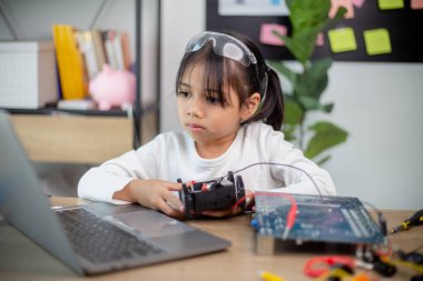 Asyalı öğrenciler evlerinde robot arabaları kodlamayı ve STEM, STEAM 'deki elektronik pano kablolarını öğreniyorlar.,