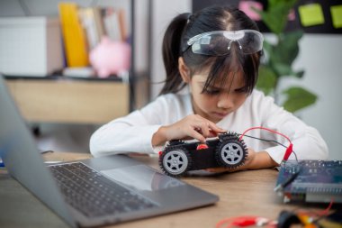 Asyalı öğrenciler evlerinde robot arabaları kodlamayı ve STEM, STEAM 'deki elektronik pano kablolarını öğreniyorlar.,