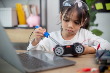 Asyalı öğrenciler evlerinde robot arabaları kodlamayı ve STEM, STEAM 'deki elektronik pano kablolarını öğreniyorlar.,