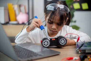 Asyalı öğrenciler evlerinde robot arabaları kodlamayı ve STEM, STEAM 'deki elektronik pano kablolarını öğreniyorlar.,
