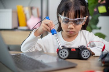 Asyalı öğrenciler evlerinde robot arabaları kodlamayı ve STEM, STEAM 'deki elektronik pano kablolarını öğreniyorlar.,