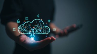 Bulut hesaplama şeması elinde olan iş kadını. Bulut teknolojisi. Veri deposu. Ağ ve internet hizmeti kavramı.